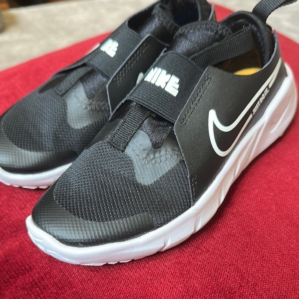 Black and White Nike Sneakers - Picture 5 of 9